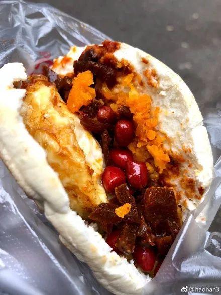 边吃瓜边吃馍的意思