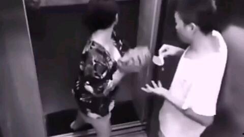 电梯吃瓜男子gif,男子意外成“吃瓜群众”